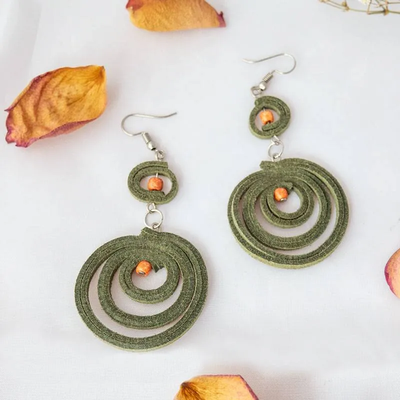 Orecchini spirale cordino in pelle verde militare