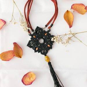 Collana Lotus - Colore nero - Collarino in pelle rosso vino e perla rosea con venature dorate