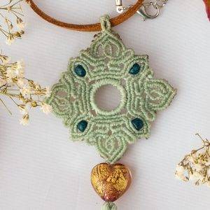 Collana Lotus - Colore verde lichene - Collarino in pelle marrone chiaro e perla a forma di cuore rosea con venature dorate