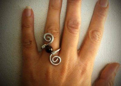 Anello con fili d'alluminio e perla centrale