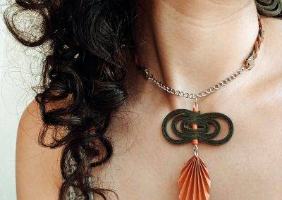 Collarino in pelle con pendente in carta